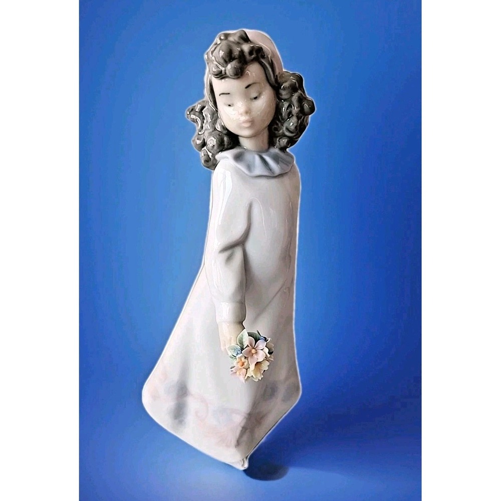 VTG Lladro Pretty Posies 1984 Porcelain Figurine #6551  Rare Retired *Small Chip